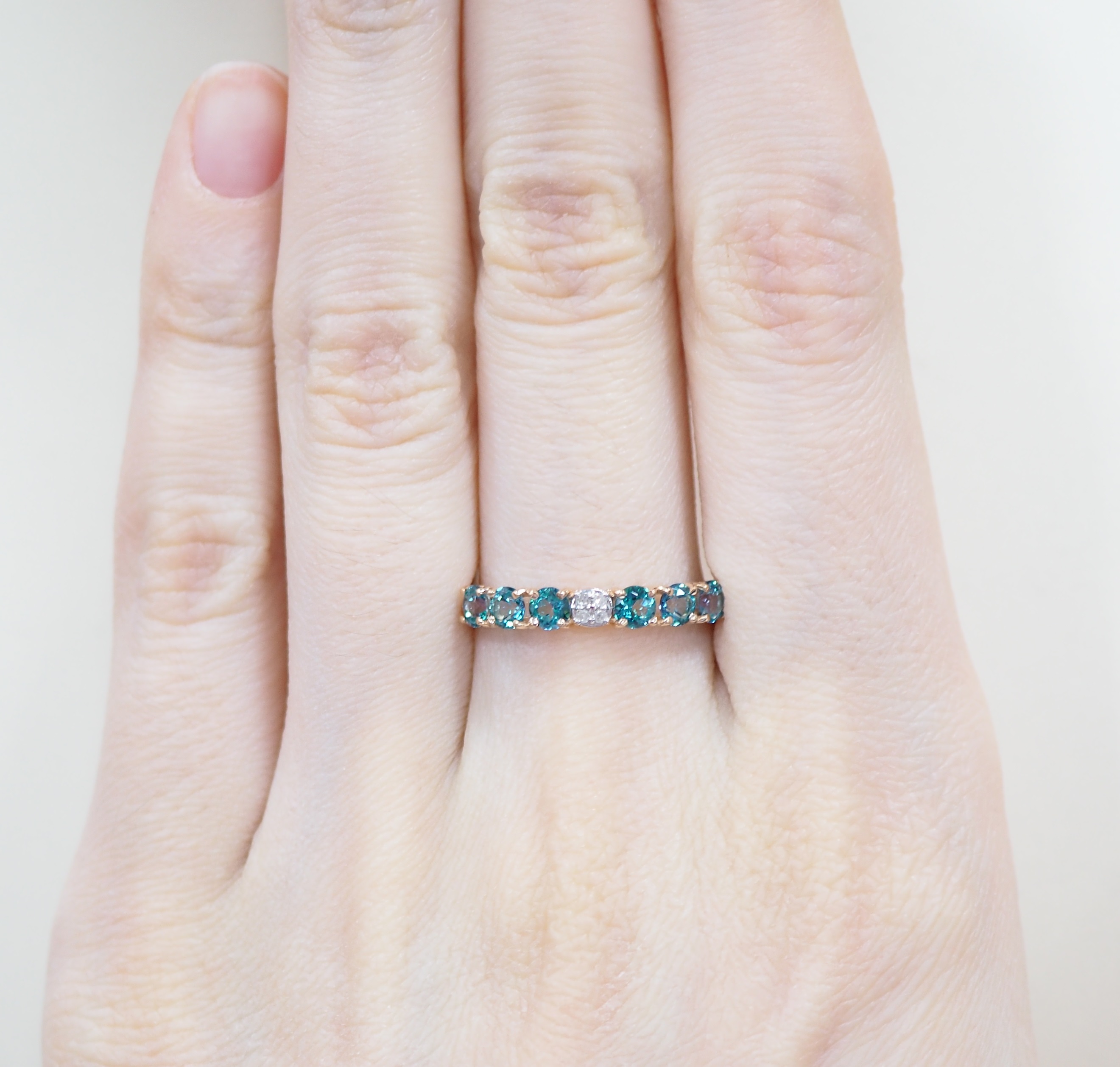 Золотое кольцо 585 пробы; родий; вставки 4 Бр.Кр-17 0,014 2/3А; 6 Топаз SWAROVSKI;